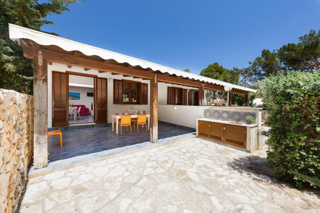 Esterno di Case Cala Bucerno con veranda coperta e cortile a Castelluzzo